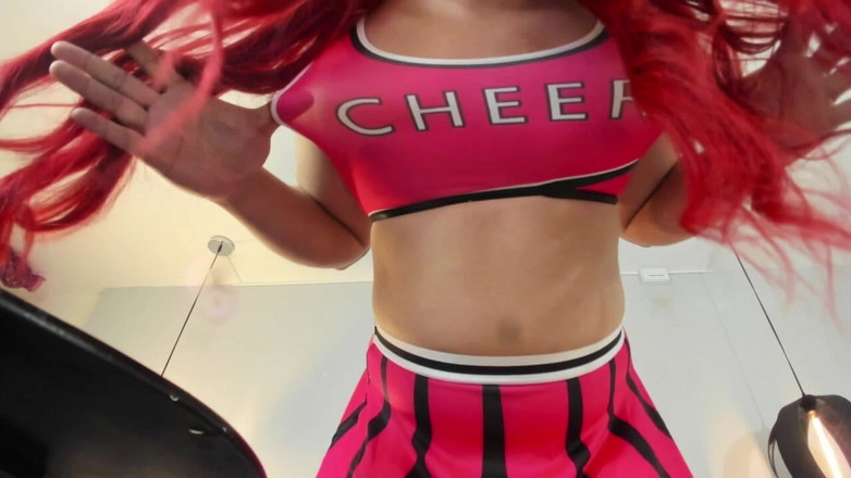Aline Costa: Дивись, як у цієї чирлідерки підстрибують яйця