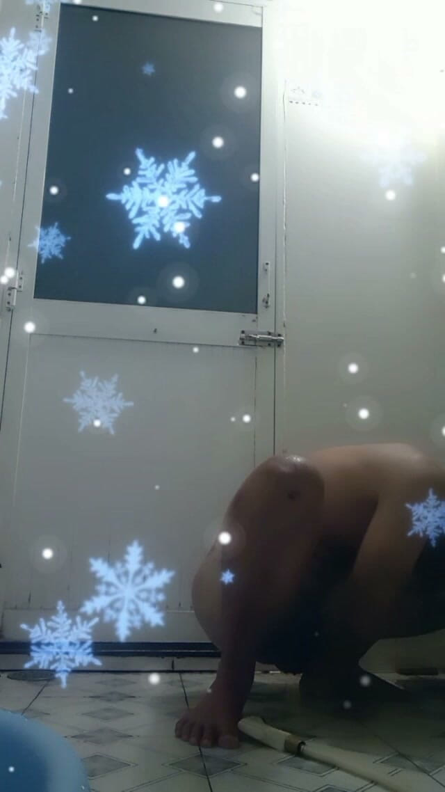 Thienthuttxx: Secretly Filming Her Stepbrother Masturbating Alone in the Motel Room