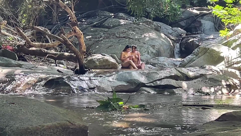 Yohamedi: 2 latina menelan 2 zakar orang asing di tengah-tengah hutan