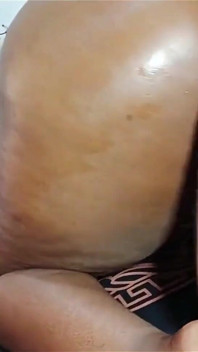 Esposa rica com uma bunda grande precisa de um filho da puta profissional para satisfazê-la