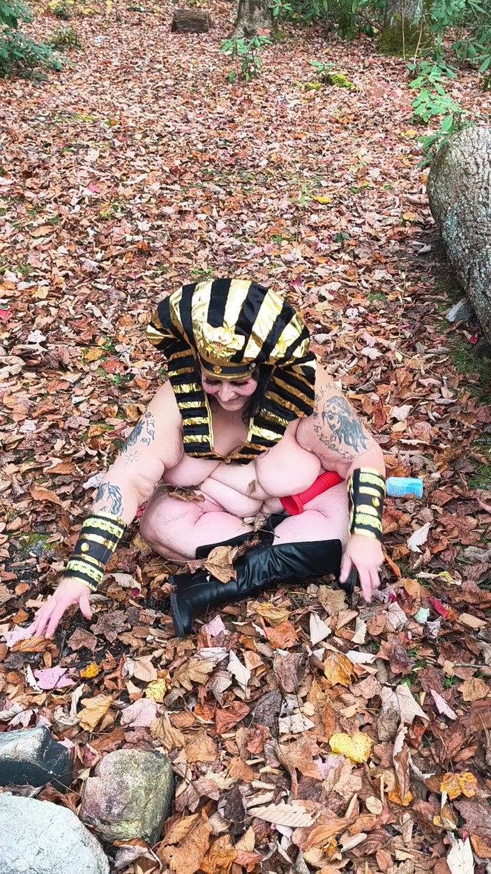 HerculesnVENUS: Outside Finger Banging in the Leaves She's Stanking