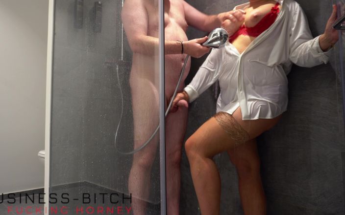 Business Bitch: Mollige secretaresse verrast baas in hoteldouche - zakelijke teef
