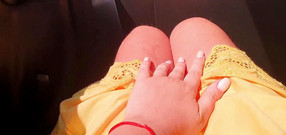 Josani Gwen: Nadržená kočička v taxíku se dotýká její mokré kundičky