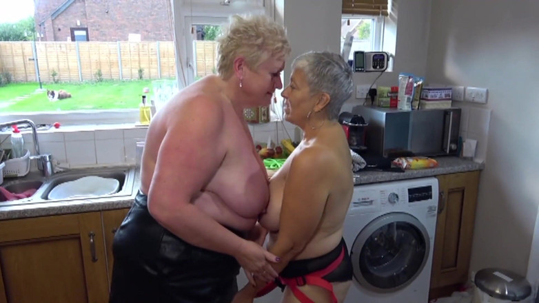Uk Joolz: Savana ngentot di dapur pakai strap-on