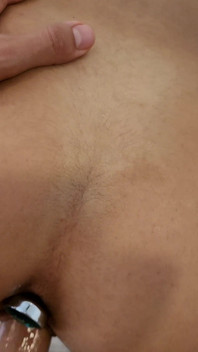 Carina Brunette Cavalca Un Cazzo Con Un Plug Nel Culo