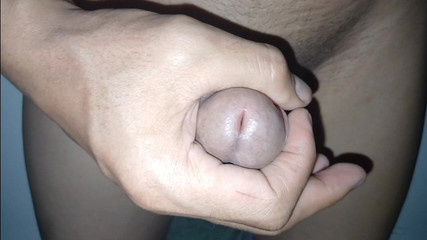 Amazingbeautycum: 자동차 정비사와 자위하면서 부드러운 부위를 찾기