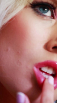 Masturbation sensuelle avec un gode pour une MILF blonde à gros nichons