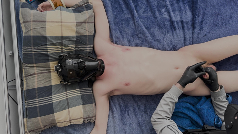 Inmate Cody and SubEdgeX: Spread Eagle Twink gıdıklıyor ve kenarlı [tam]