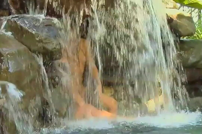 Lesbian Illusion: Heißer lesbensex im freien im wasser