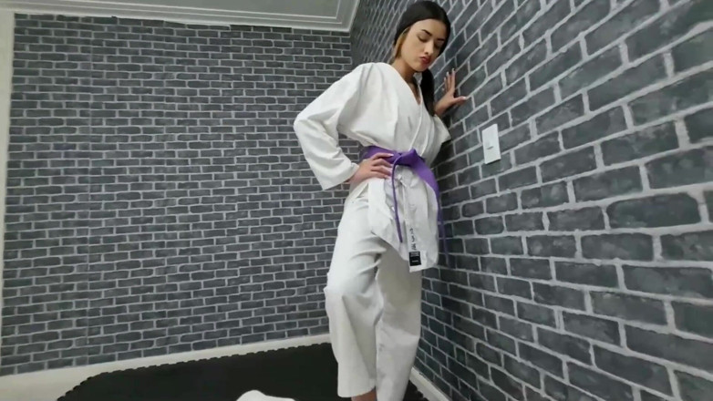 FetishKing: Lupta karate Amanda VS Nataly - lovituri puternice cu picioare de...