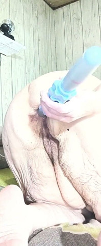 È tempo di mettere quel grosso palo nel suo piccolo buco del culo