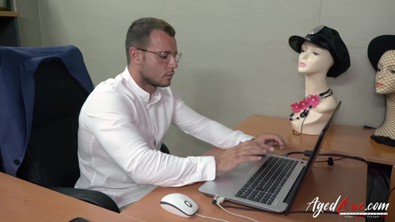 Old Nanny: Intenso rapporto sessuale tra la signora matura e il suo...