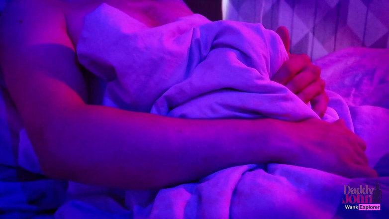 WankExplorer: Baba yatmadan önce sikişmek istiyor! Kadınlar için porno!