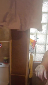 Jade má sexy mýdlovou sprchu a holení