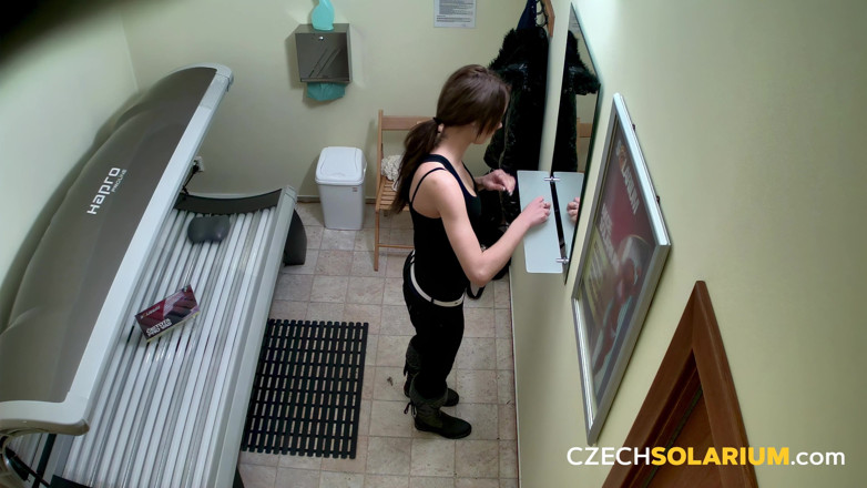 Czech Solarium: České solárium 71: Mladá brunetka dělá sexy show