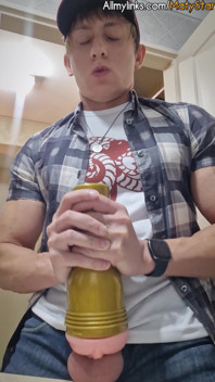 เย็ดเฟลชไลท์แบบยังใส่เสื้อผ้า!