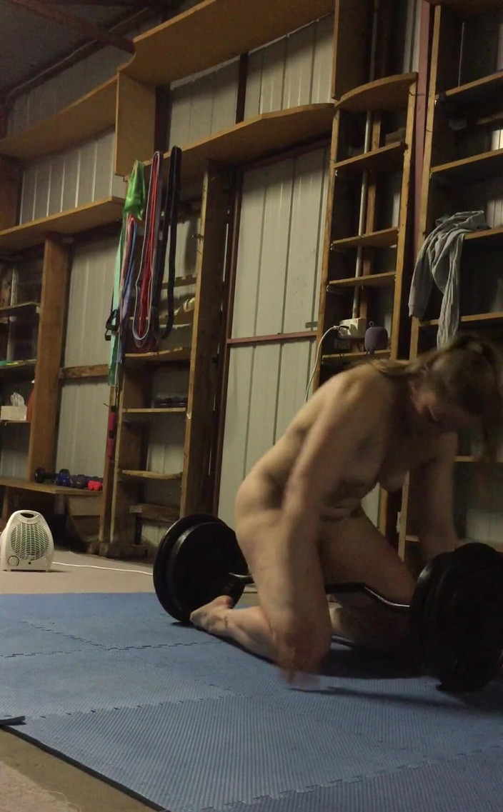 Michellexm: Barbells मुझे चालू करती हैं खासकर जब मैं मेरी कसरत के बाद सभी हॉट और पसीने से तर हो जाती हूं