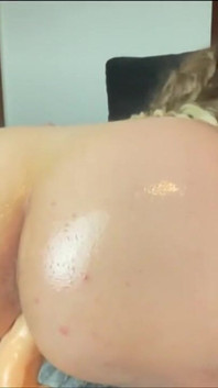 La ragazza PAWG cavalca il pene fino alle palle! Lei è così spessa e bagnata!