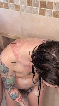 Cam erwischt stiefschwestern beim dusch-sex