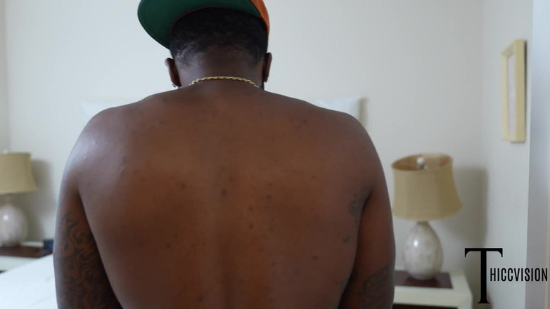 Thiccvision: Brunetka MILF šuká kluka u bazénu