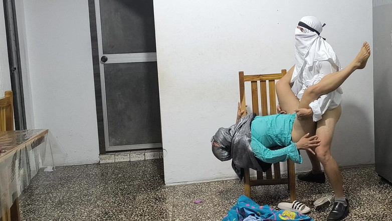 NEGRITA SEXY: 牧師が祝福してくれて、家の中でセックスするんだ!