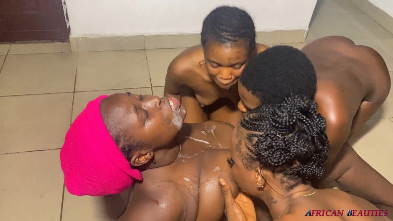 African Beauties: Szpinak szczęśliwie otrzymuje pluć i sikać od swoich przyjaciół