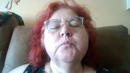 BBW nurse Vicki adventures with friends: 要求拍摄我发出亲吻的噪音并能够观看我做爱的视频