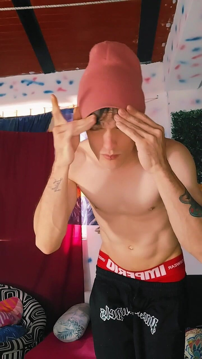 Maykiin: Hej Nevlastní tati, chceš tančit?