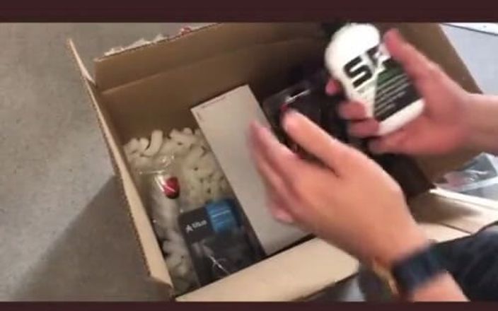 Marc McAulay XXX: Marc Mcaulay unboxing zijn internationale grabby pornoprijs unboxing