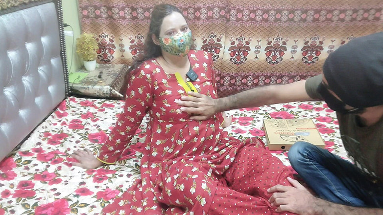 Pakistani CoupleX: Stiefaunty op zijn hondjes