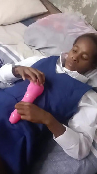 Murid nakal kulit hitam lagi asik muasin memeknya pakai vibrator warna pink
