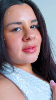 Curvy Argentinian Juli Takes a Long Schlong