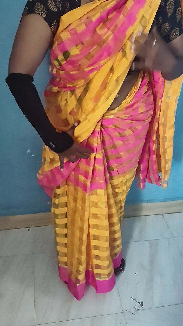 Tamil lesbian: Người Ấn mặc quần áo với cặp mông và bộ ngực to