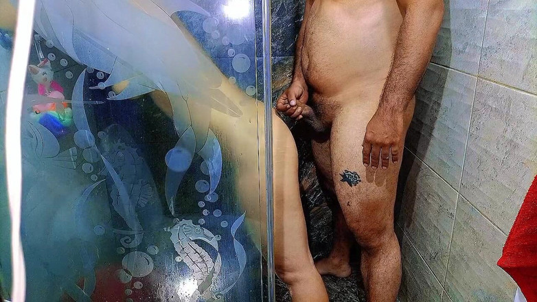 ADYgirls: Ve sprše s mou nevlastní dcerou