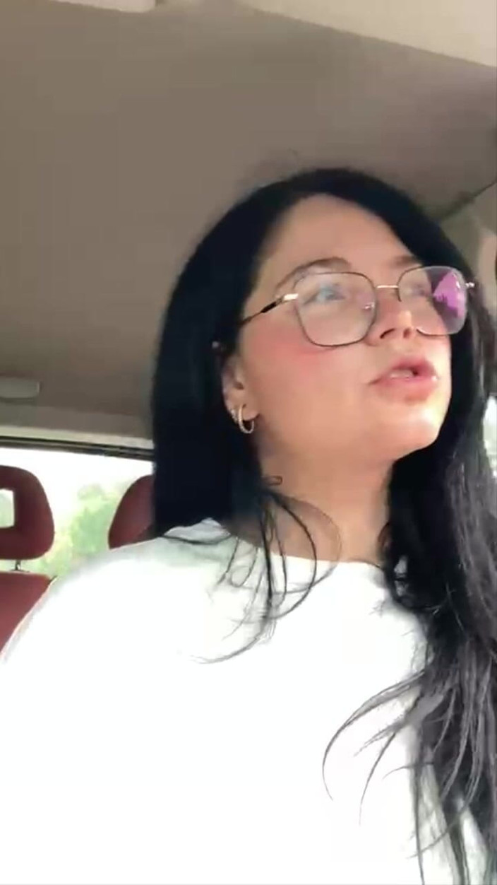 Shione Cooper: 새 안경을 쓰고 운전 중 흡연