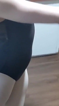 Lady Cherry, Leotard और नंगी में बैले डांस करती है