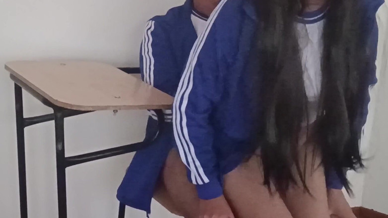 Astrid Cute: Asta fac prietenii reali când sala de clasă este goală. (Partea 1)
