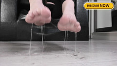 Feet lady: 对肮脏的脚吐口水