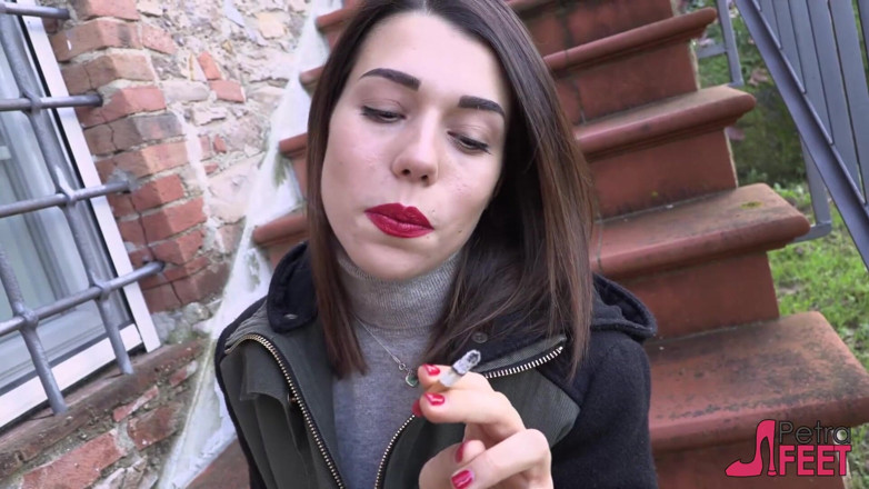Smokin Fetish: Tatlı Petra ile açık havada merdivenlerde sigara içiyor