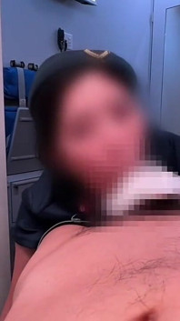 Stewardesa i seks w samolocie sprawia, że jestem wyprostowany w kółka, aż jestem na skraju wytrysku