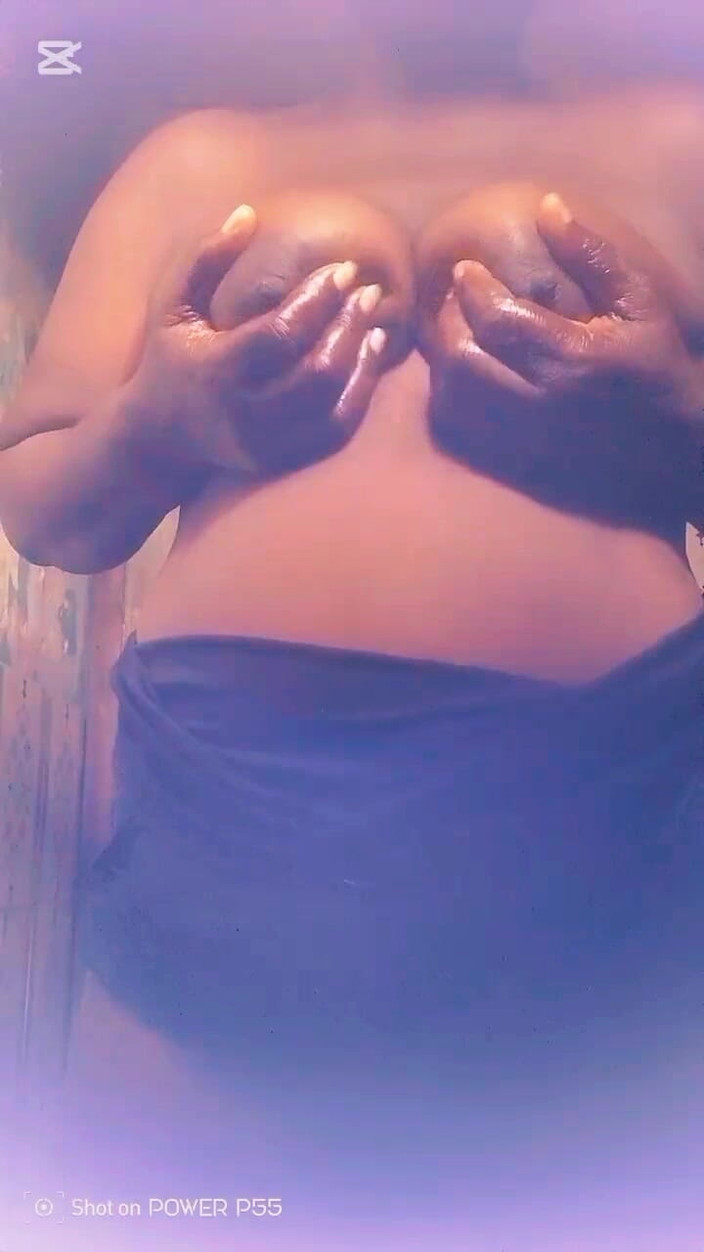 Londiq girls: Meine Stiefmutter Zeigt Mir Ihre Möpse, Während Ich Zuschaue