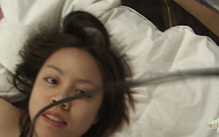 Magic Asian Pussy: Na het geven van een voetenbeurt neemt deze rondborstige latina...