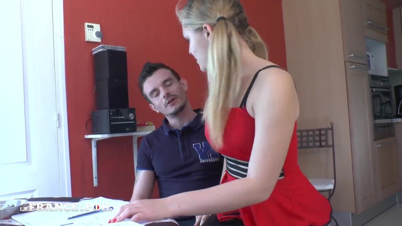 Girls Bang: Una giovane baccalaureata co-ed va a un lavoro pratico e...
