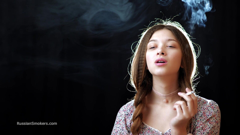 Russian Smokers: Fată rusoaică sexy care fumează tachinare lentă cu țigară