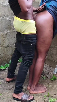 Twerking Ébano cadela tem duro por trás