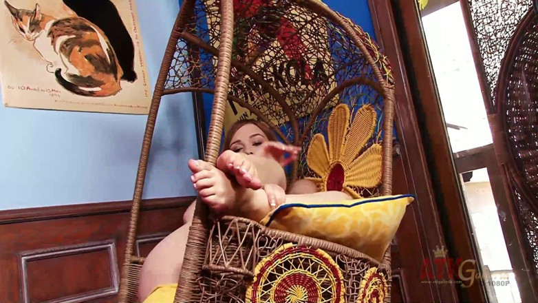 ATKIngdom Fans: Alaina fox wird geil, während sie ihre füße massiert