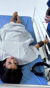 Permainan perubatan lateks: Latina dalam sekatan, disedak dan dibuat untuk orgasme (hd + bts)