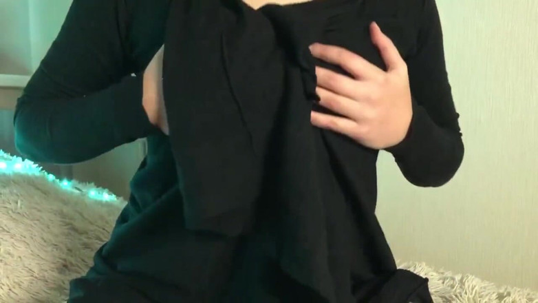 Adeli: Ich bin allein zu hause gelassen und spiele mit meinem...