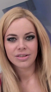 Das vollbusige blonde porno-schätzchen Alicia Rhodes reitet einen riesigen fetten weißen schwanz zu einem sahnigen sperma