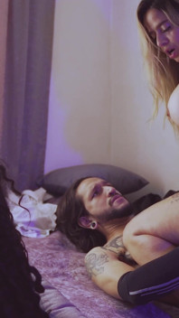 私のGFは彼女のBFFに映画を見るように連れてきましたが、私は彼女の他に彼女とセックスすることを好みます